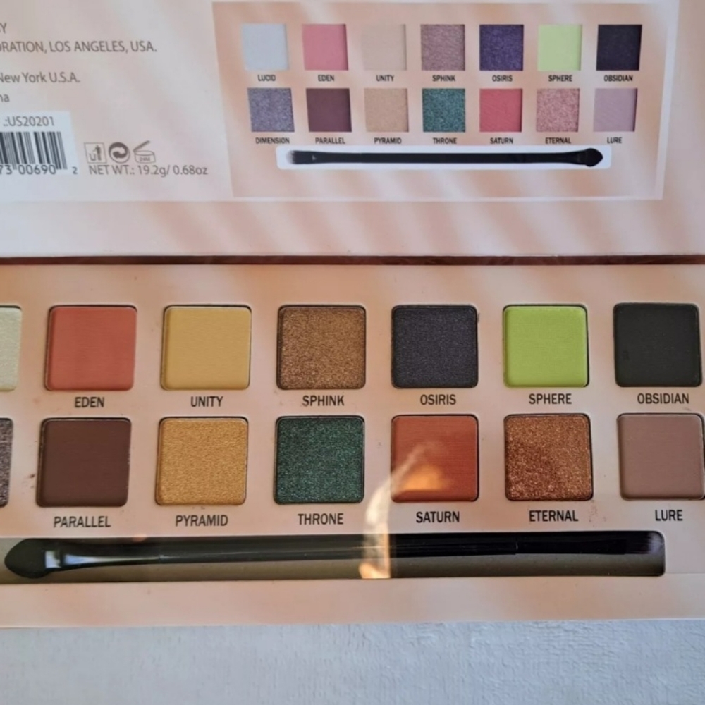 Monica Eyeshadow Palette 12 Shades Matte & Metallic Regular Size